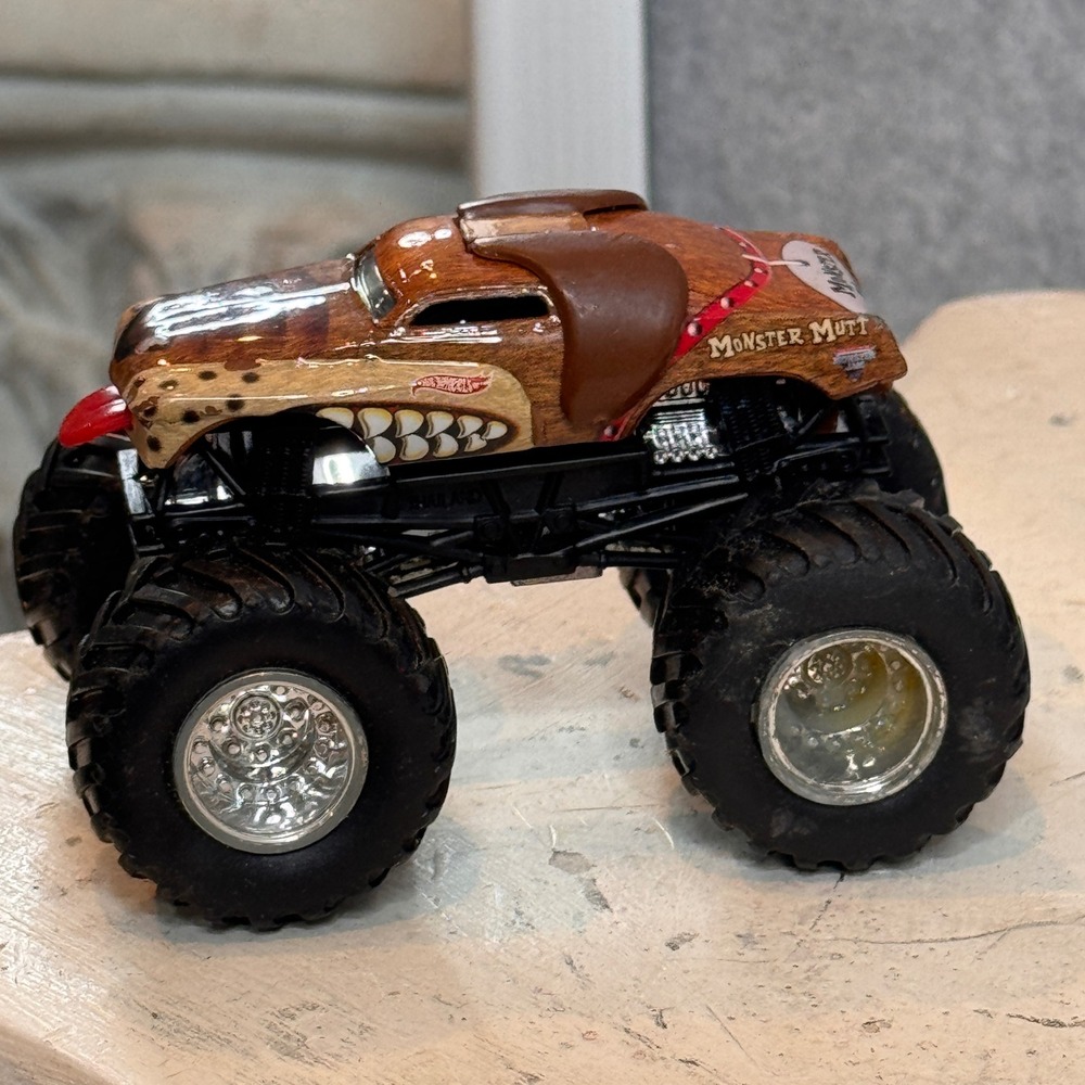 Hot Wheels Monster Jam‎ Truck Monster Mutt Diecast Toy Car Collectible